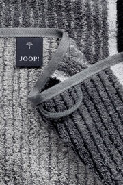 Grijze handdoek met streepjespatroon en JOOP!-logo, close-up