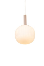 Moderne LED-Hängeleuchte mit rundem, geripptem Lampenschirm aus Milchglas, seitliche Perspektive