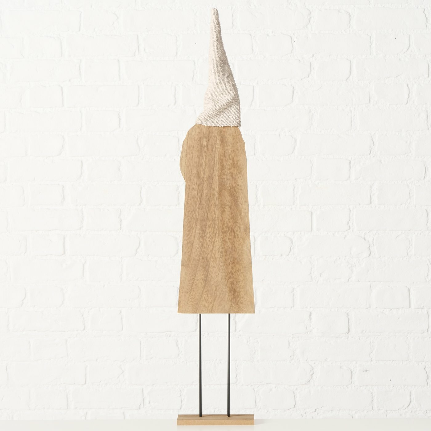 Holzfigur mit spitzem Hut, seitliche Perspektive