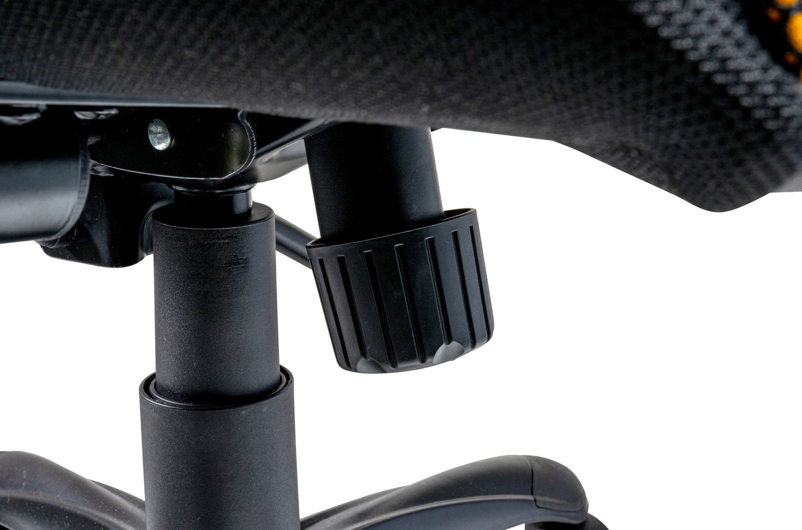 Nahaufnahme eines schwarzen Gaming-Stuhlmechanismus mit Drehknopf, seitliche Perspektive