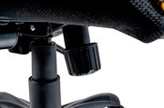 Nahaufnahme eines schwarzen Gaming-Stuhlmechanismus mit Drehknopf, seitliche Perspektive