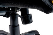 Nahaufnahme eines schwarzen Gaming-Stuhlmechanismus mit Drehknopf, seitliche Perspektive