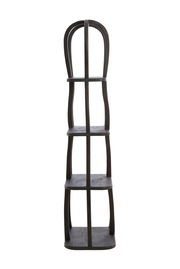 Schwarzes, hohes Regal mit vier Ebenen, aus Holz, in frontaler Ansicht.