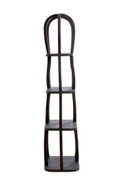 Schwarzes, hohes Regal mit vier Ebenen, aus Holz, in frontaler Ansicht.