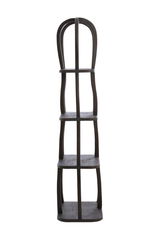 Schwarzes, hohes Regal mit vier Ebenen, aus Holz, in frontaler Ansicht.