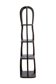 Zwarte, hoge kast met vier planken, van hout, gezien van voren.