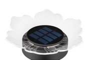 Nahaufnahme einer blumenförmigen Solarleuchte mit transparenten Blütenblättern und einem zentralen Solarpanel, von oben betrachtet.