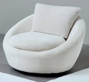 Crèmekleurige, ronde fauteuil met zachte bouclébekleding, een brede zitting en een groot rugkussen, in schuin vooraanzicht tegen een grijze achtergrond.