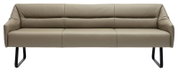 Moderne leren bank in beige met zwarte metalen poten, vooraanzicht