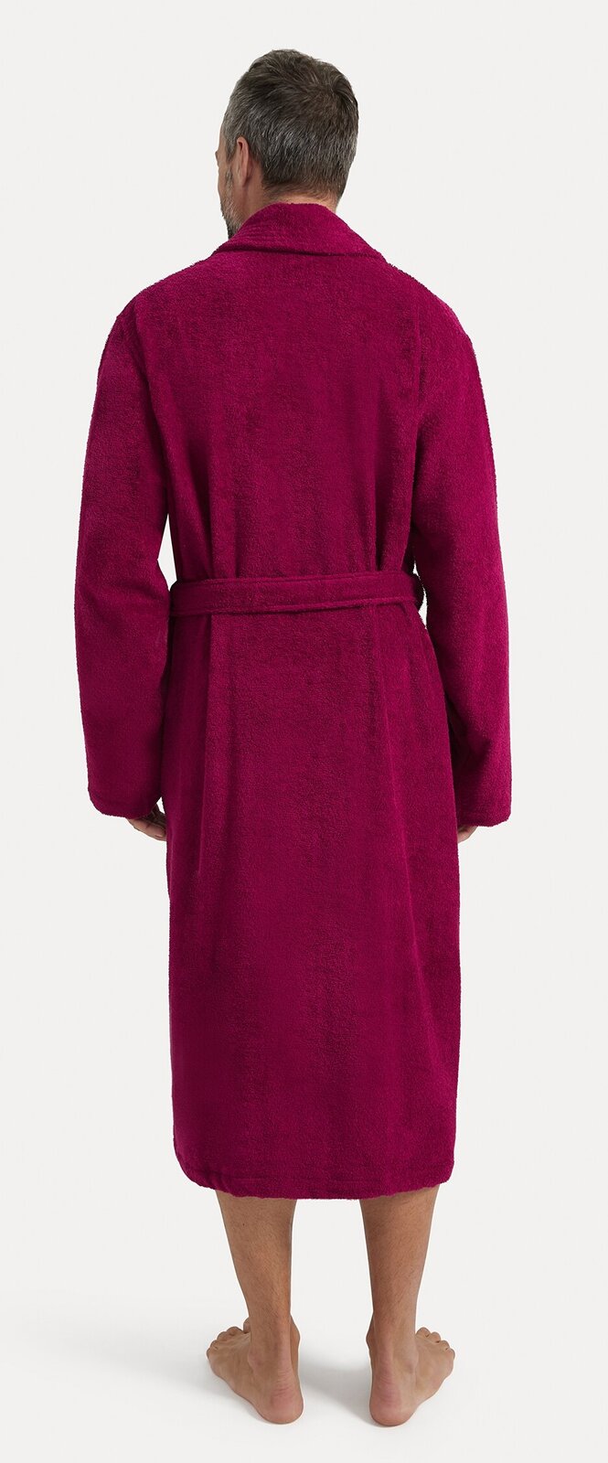 Rückansicht eines weinroten Bademantels mit Schalkragen, getragen von einer Person.