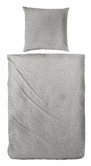 Graue Bettwäsche mit dezentem Leopardenmuster, bestehend aus einem Kissenbezug und einem Bettdeckenbezug, aus der Vogelperspektive fotografiert.