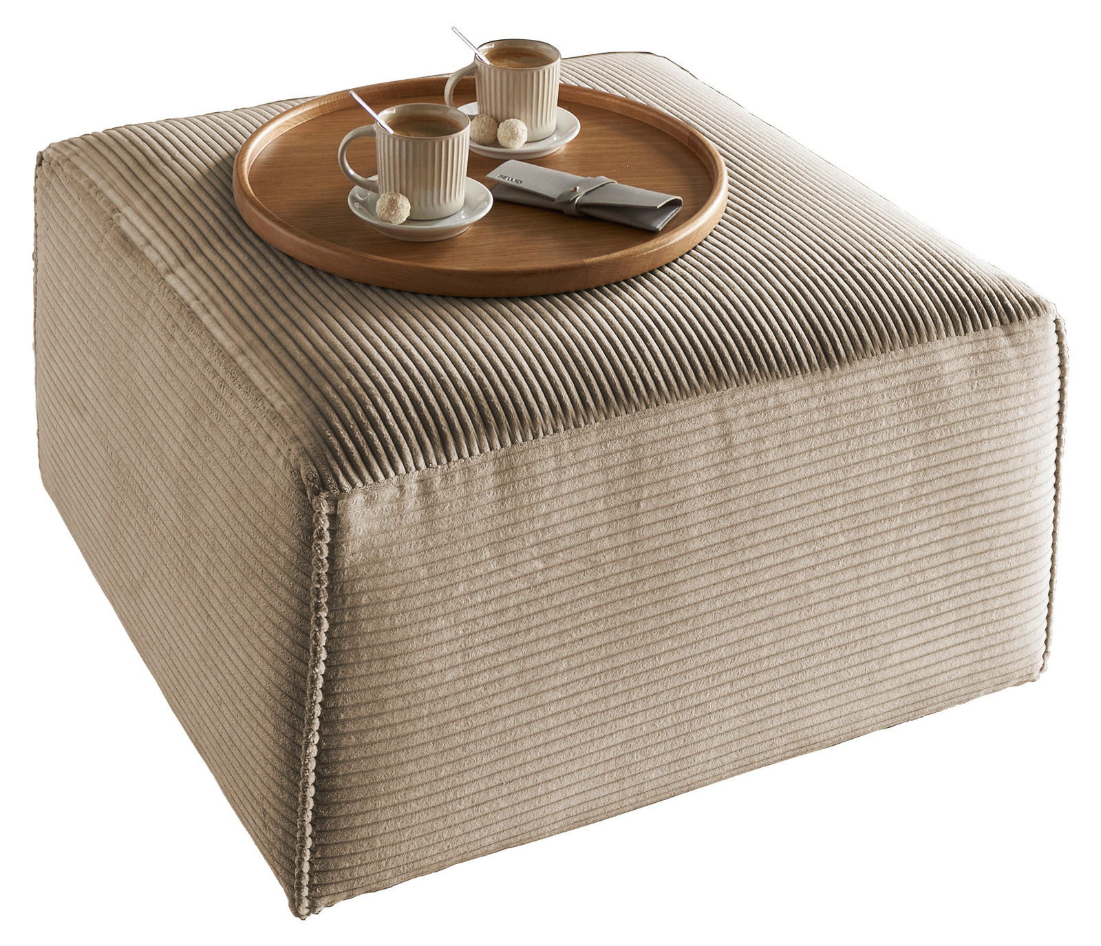 Lounge Handmade Hocker LH-EDINA Quadratischer, beige gerippter Hocker mit einem runden Holztablett, darauf zwei Tassen Kaffee und Pralinen, aus einer leicht erhöhten Perspektive.