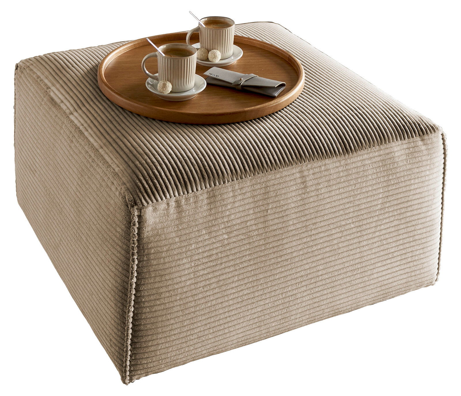 Quadratischer, beige gerippter Hocker mit einem runden Holztablett, darauf zwei Tassen Kaffee und Pralinen, aus einer leicht erhöhten Perspektive.