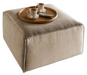 Quadratischer, beige gerippter Hocker mit einem runden Holztablett, darauf zwei Tassen Kaffee und Pralinen, aus einer leicht erhöhten Perspektive.