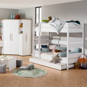 Weißes Etagenbett in einem Kinderzimmer, seitliche Perspektive, mit bunten Kissen und Spielzeug dekoriert.