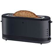 Langschlitztoaster in tiefschwarz mit einer Scheibe Brot, seitliche Perspektive