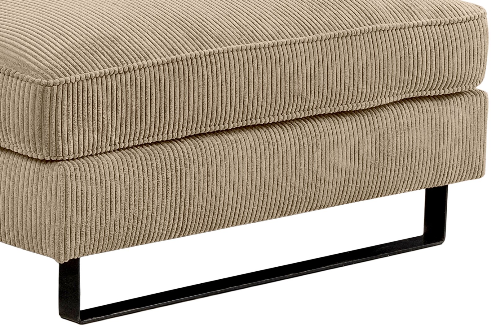 Nahaufnahme eines Sofas mit beige gestreiftem Stoffbezug und schwarzem Metallfuß, seitliche Perspektive