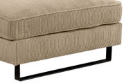 Nahaufnahme eines Sofas mit beige gestreiftem Stoffbezug und schwarzem Metallfuß, seitliche Perspektive