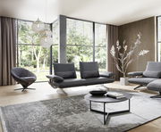 Moderner Couchtisch in einem stilvollen Wohnzimmer, aus der Perspektive von vorne aufgenommen.