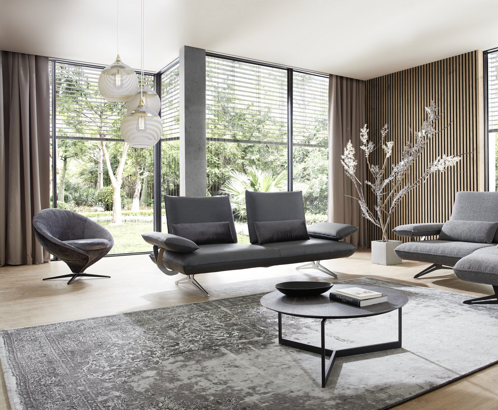 Moderner Couchtisch in einem stilvollen Wohnzimmer, aus der Perspektive von vorne aufgenommen.