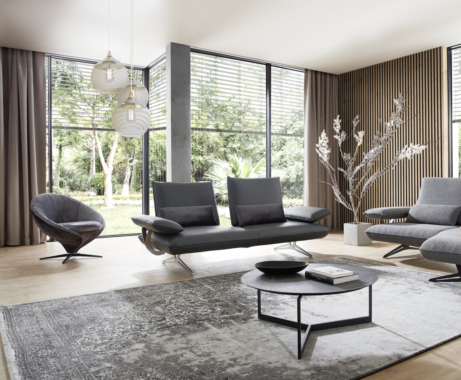 Moderner Couchtisch in einem stilvollen Wohnzimmer, aus der Perspektive von vorne aufgenommen.