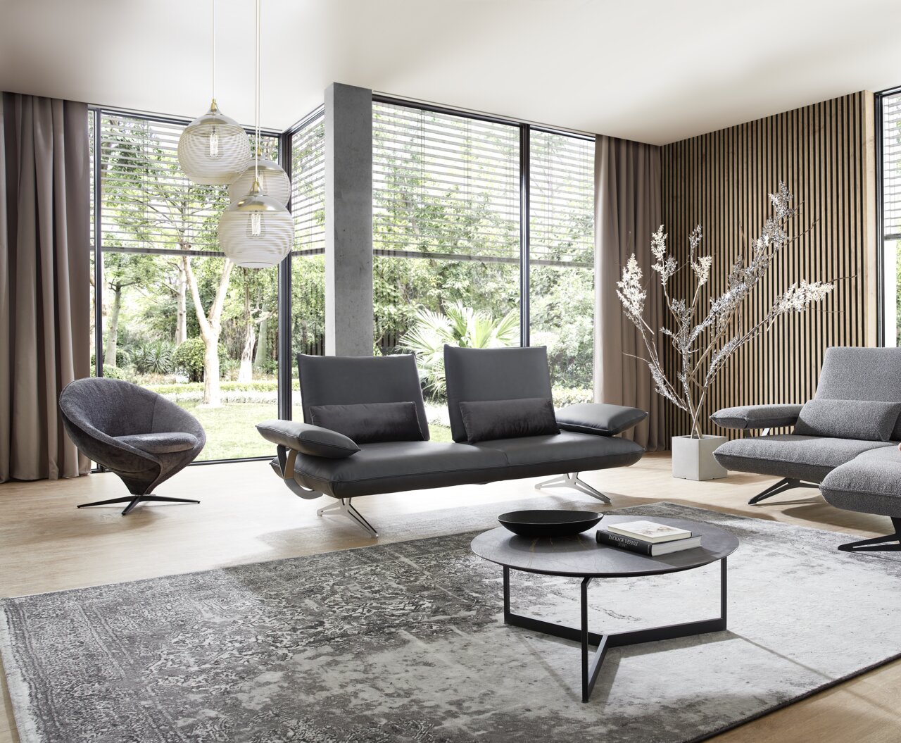 Moderner Couchtisch in einem stilvollen Wohnzimmer, aus der Perspektive von vorne aufgenommen.