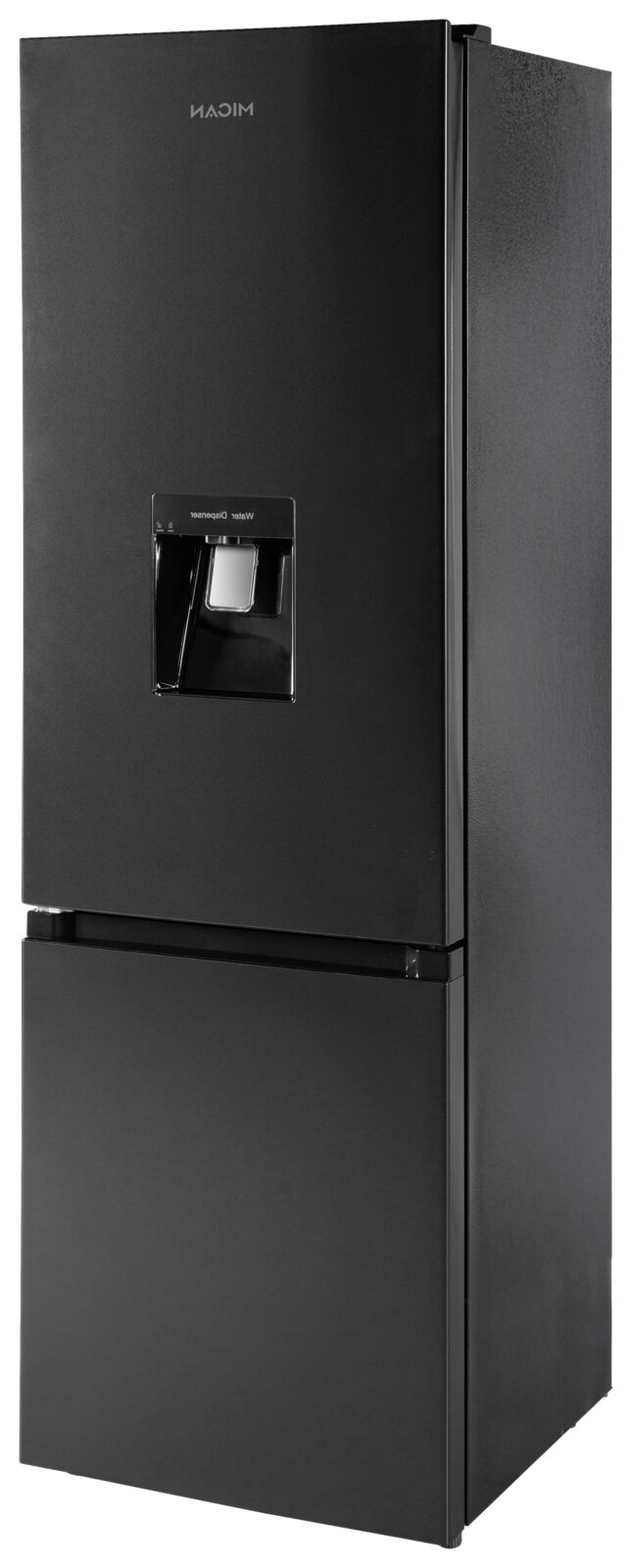 Schwarzer Kühl-Gefrierkombination-Kühlschrank mit integriertem Wasser-/Eiswürfelspender in der Tür, freigestellt, aus leicht seitlicher Frontansicht (3/4-Perspektive)