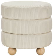 Runder, cremefarbener Hocker mit geripptem Stoffbezug und kugelförmigen Holzfüßen, seitliche Perspektive