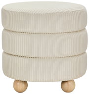 Runder, cremefarbener Hocker mit geripptem Stoffbezug und kugelförmigen Holzfüßen, seitliche Perspektive