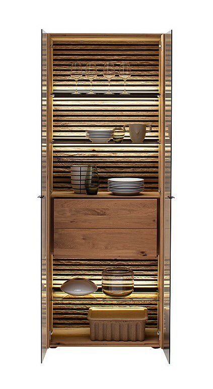 Vitrine aus Holz mit Glastüren, beleuchtet, gefüllt mit Geschirr und Dekorationen, frontale Ansicht