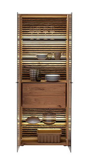Vitrine aus Holz mit Glastüren, beleuchtet, gefüllt mit Geschirr und Dekorationen, frontale Ansicht