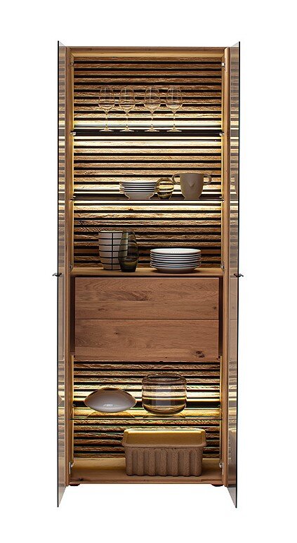 Houten vitrinekast met glazen deuren, verlicht, gevuld met serviesgoed en decoraties, vooraanzicht