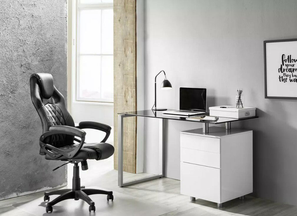 Schwarzer Gaming-Stuhl in einem modernen Büro, seitliche Perspektive