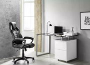 Schwarzer Gaming-Stuhl in einem modernen Büro, seitliche Perspektive