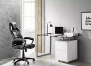 Schwarzer Gaming-Stuhl in einem modernen Büro, seitliche Perspektive