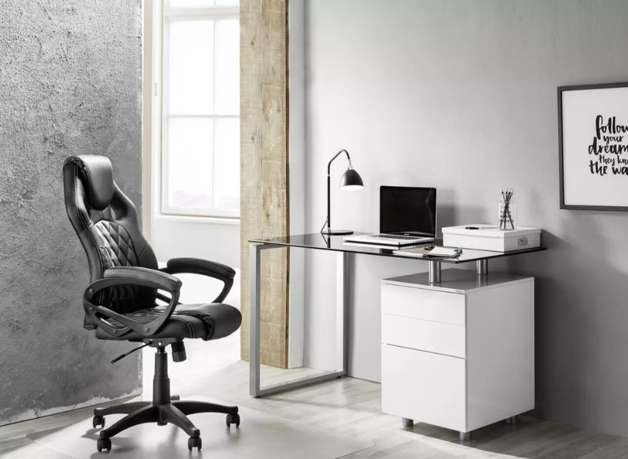 Schwarzer Gaming-Stuhl in einem modernen Büro, seitliche Perspektive