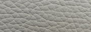 Nahaufnahme einer grauen, strukturierten Polsteroberfläche eines Sessels.