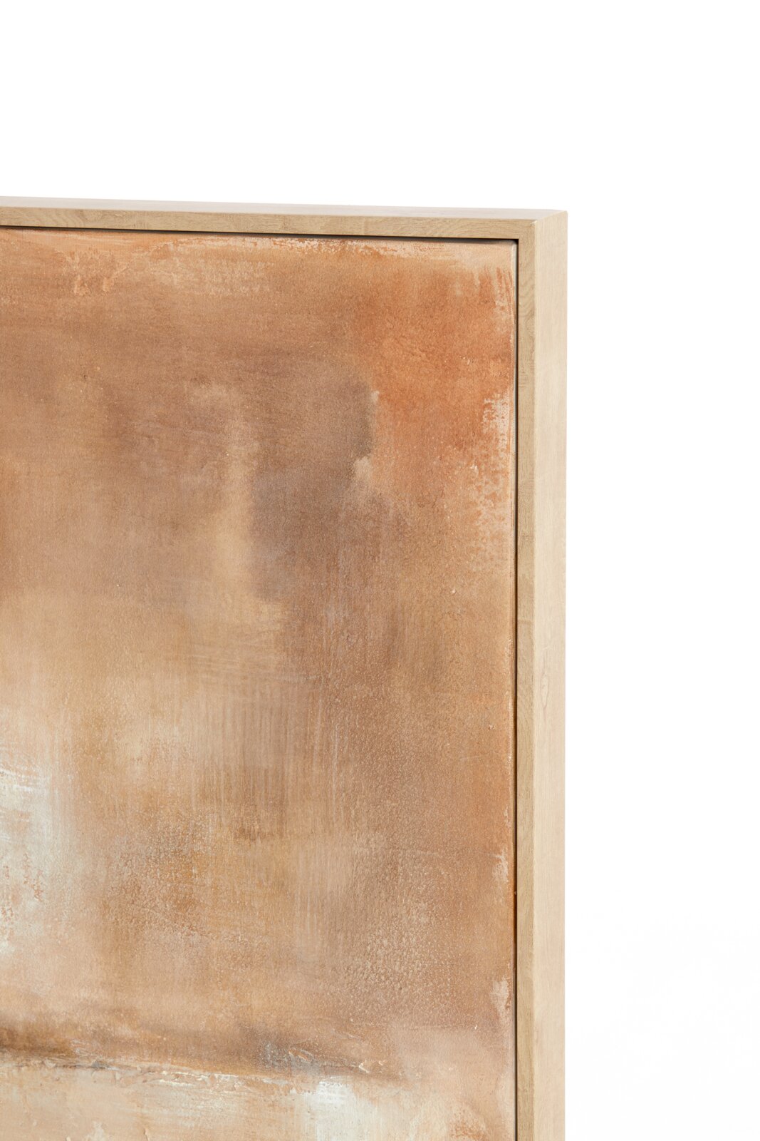 Detailaanzicht van rechtsvoor op een abstract kunstwerk in warme aardetinten met een naturel houten lijst