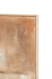 Detailaanzicht van rechtsvoor op een abstract kunstwerk in warme aardetinten met een naturel houten lijst