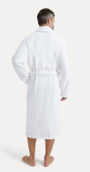 Achterkant van een witte badjas met sjaalkraag, gedragen door iemand.