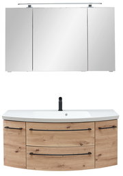 Frontale Ansicht einer dreiteiligen Badkombination mit Spiegelschrank und Waschtisch in Holzoptik.