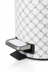 Nahaufnahme eines weißen Pedaleimers mit grauem Muster und Pedal in seitlicher Perspektive.