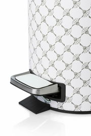 Nahaufnahme eines weißen Pedaleimers mit grauem Muster und Pedal in seitlicher Perspektive.