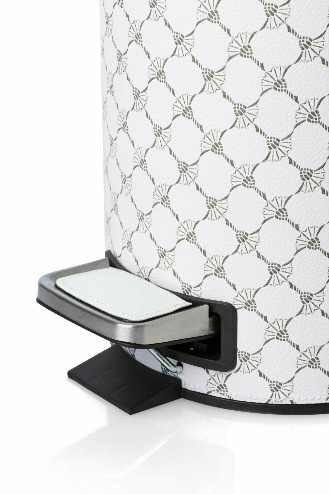 Nahaufnahme eines weißen Pedaleimers mit grauem Muster und Pedal in seitlicher Perspektive.