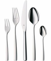 Set aus poliertem Edelstahlbesteck bestehend aus Gabel, Messer, Esslöffel, Dessertgabel und Teelöffel, frontal abgebildet.