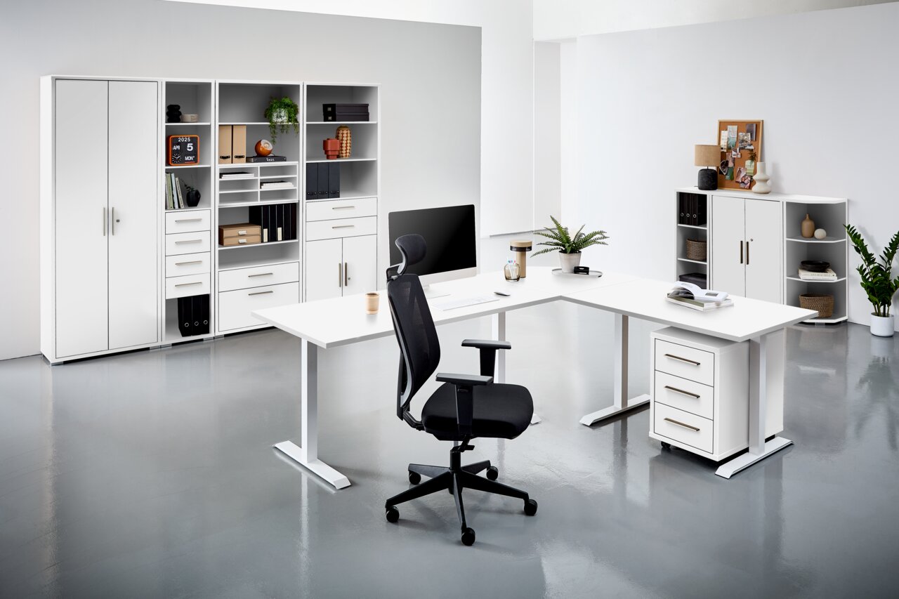 Voleo Aktenregal CONNECT Moderne Büroumgebung mit weißem Schreibtisch, ergonomischem Bürostuhl und mehreren Regalen. Perspektive: Frontalansicht auf den Schreibtisch und die Regale im Hintergrund.