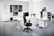 Moderne kantooromgeving met een wit bureau, een ergonomische bureaustoel en verschillende planken. Perspectief: vooraanzicht op het bureau en de planken op de achtergrond.