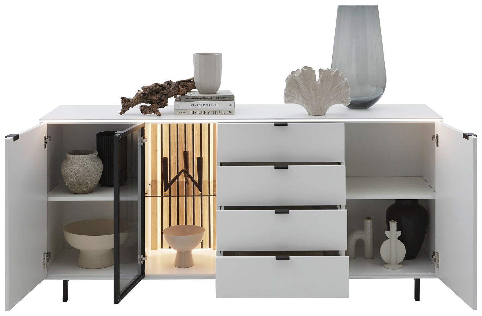 Weißes Sideboard mit offenen Türen und Schubladen, dekoriert mit Vasen und Büchern, aus frontaler Perspektive.
