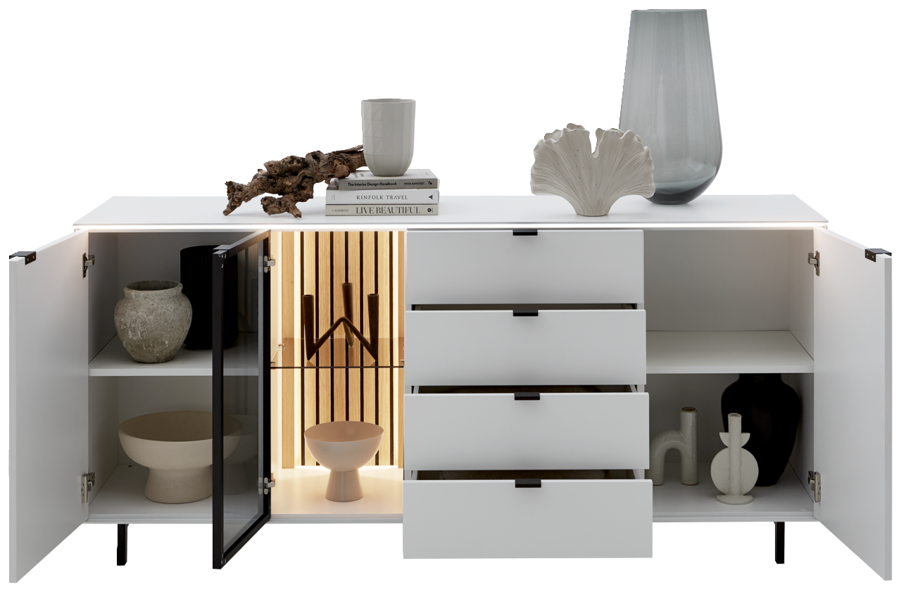 Weißes Sideboard mit offenen Türen und Schubladen, dekoriert mit Vasen und Büchern, aus frontaler Perspektive.