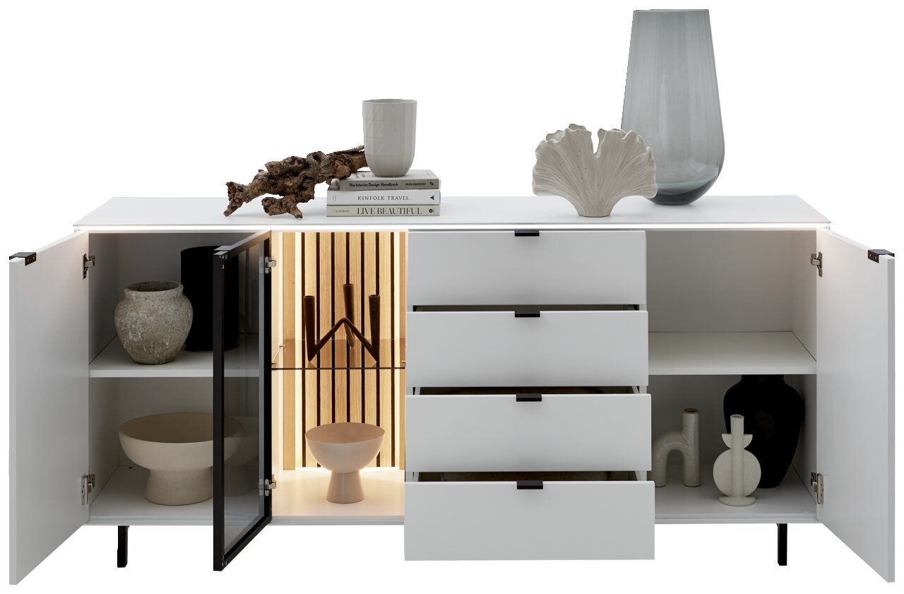 Weißes Sideboard mit offenen Türen und Schubladen, dekoriert mit Vasen und Büchern, aus frontaler Perspektive.